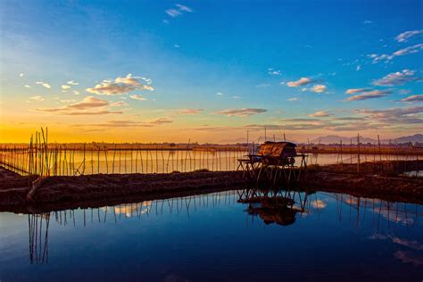 “Sunrise over the Red River” una meditazione surrealista sull'alba in Vietnam!