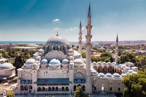 La 'Moschea di Beyazıd I' e la sua eleganza architettonica in una fusione perfetta di bellezza e spiritualità!